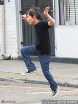 组图：茱莉带孩子出街购物 养子帕克斯扮鬼脸