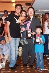 组图：TVB众星出席饭局 罗仲谦无袖上阵大秀肌肉