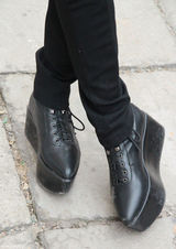 高清组图：贾青街拍LOOK黑色大衣搭配特色帽子