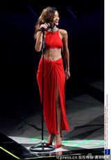 组图：蕾哈娜华盛顿火爆开唱 高衩红裙晒蛮腰