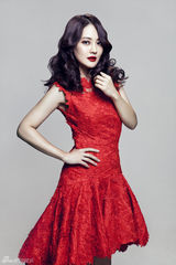 组图：女星樊蕊烈焰红唇写真曝光 华丽优雅风情