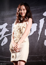 高清组图：朴海日宣传新片《弓》 文彩苑甜美亮相