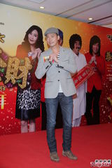 组图：徐子珊亮相《2013我爱HK恭喜发财》团拜