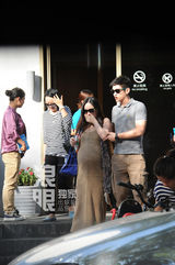 组图：霍思燕即将临盆挺大肚产检 杜江贴心呵护