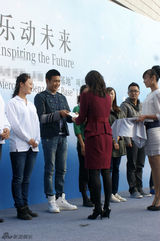 高清图：陆毅做星愿使者做公益 希望小学为孩子献唱