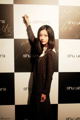 组图：田原复古装扮出席活动 独特气质受亲睐