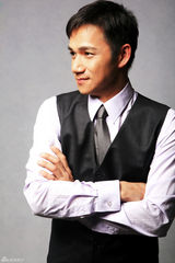 组图：骆达华最新绅士写真  彰显优雅神秘“坏男人”