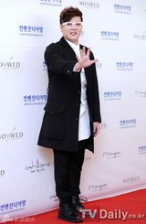 组图：韩星姜虎东刘在石贺好友禹成民大婚