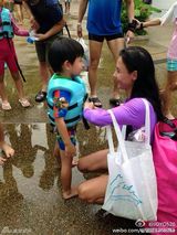 组图：张柏芝抱两子玩水 吻小Q额头母爱四溢