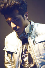 组图：黄智博炫酷写真 玩转金属风