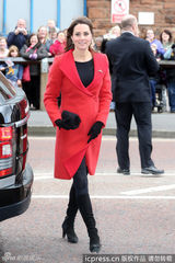 组图：凯特王妃造访皇家海军 大红外套气质高贵