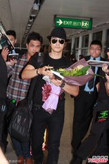 高清图：宋承宪抵港亲民派签名 粉丝送月饼应景