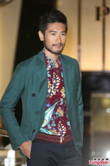 组图：安以轩性感亮相 马桶上感受地震