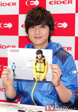 组图：李敏镐休闲装帅气亮相粉丝签名会