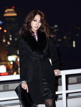 高清组图：尹恩惠冬日变装秀 红唇如火身材姣好