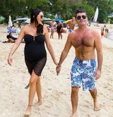 组图：毒舌评委西蒙半裸漫步 怀孕女友肚大如箩