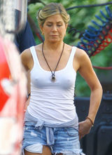 组图：安妮斯顿背心短裤现身 不穿内衣凸点