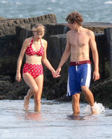 组图：泰勒与男友海滩牵手 波点泳装保守