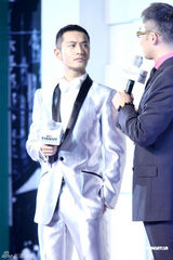 高清组图：黄晓明出席某活动 怀旧经典装出席