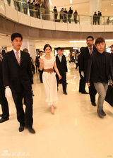 组图：袁姗姗人气爆棚上海走秀引围观