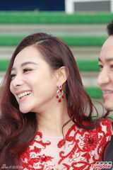 刘璇婚礼直击：游轮派对着个性婚纱似火凤凰