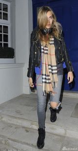 组图：凯特摩丝与接班人合照 出柜超模卡拉帅气