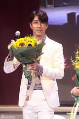 高清组图：车胜元台北会粉丝 展示熟男魅力