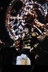 组图：李宇春大跳性感肚皮舞 歌迷微博大屏幕示爱