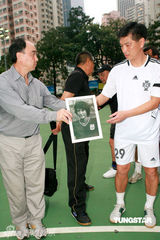 幻灯图：郭富城黄日华陈百祥等举行球赛纪念尹志强