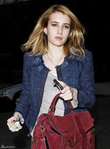 高清组图：艾玛-罗伯兹街拍深蓝色上衣搭配红包