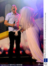 组图：Gaga伦敦全裸表演 当众脱衣豪放露三点