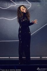 组图：洛德获国际女歌手奖 现场表演暗黑气质