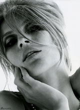 高清组图：吉赛尔-邦辰登杂志封面 秀魔鬼身材