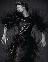 组图：德普前女友露背登封面 真空西装凹造型