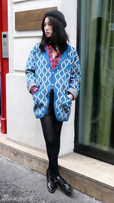 组图：朱珠巴黎个性街拍 休闲搭配凸显时尚品味