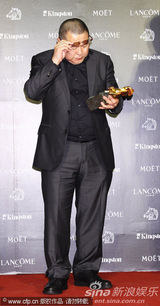 组图：刘德华为最佳影片《神探亨特张》颁奖