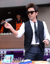 组图：柳承龙李真旭宣传《标靶》系围裙磨豆浆