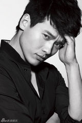 组图：高云翔黑白写真眼神迷离显神秘