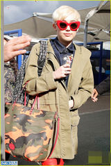 组图：麦莉身体康复恢复巡演 红框眼镜出街扮酷