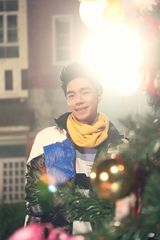 组图：戚薇袁成杰炫彩圣诞节 温暖情侣装秀甜蜜