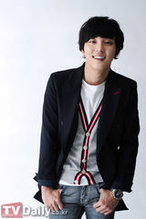 组图：尹施允曝与朴信惠对戏仿佛真恋爱