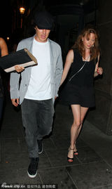 组图：卷福牵神秘女现身 被揭脚踏两船形象不保