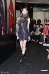 组图：林莉压轴走秀真空上阵 示范苗族服饰