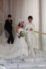 组图：洪天明周家蔚婚纱秀大方热吻 不急结婚生子