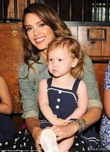 组图：阿尔芭看童装秀 女儿们学院风连衣裙抢镜