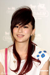 高清图：王心凌短裙走秀 大摆可爱姿势展青春活力