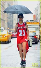 组图：蕾哈娜穿篮球裙散步 全套金饰奢华抢镜