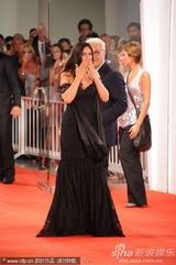 组图：《炎夏》发布会 贝鲁奇裹身黑裙秀玲珑曲线