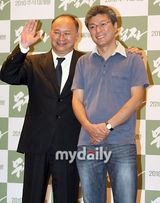 组图：吴宇森访韩新闻发布会 韩国导演宋海成出席