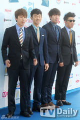 组图：神话李孝利等亮相20代选择颁奖礼蓝地毯